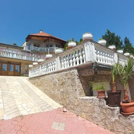 Kristaly 公寓式酒店 3*